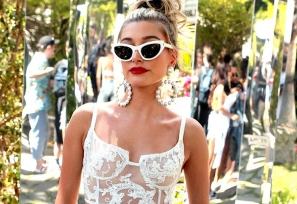 Mặc nội y ra đường, cô gái lăm le khoe thân gây phản cảm