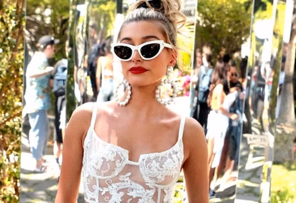 Mặc nội y ra đường, cô gái lăm le khoe thân gây phản cảm