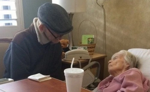 Cảm động những ông chồng già chăm vợ trên giường bệnh