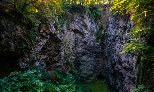 Phát hiện “hang động không đáy” dưới nước, chuyên gia loay hoay tìm lời giải