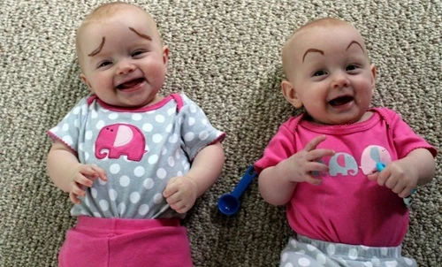 Không nhịn được cười ngắm bé sơ sinh “mọc” râu