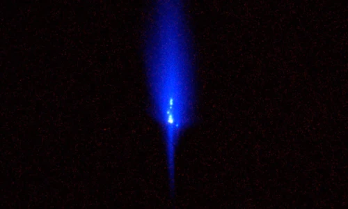 Vật thể lạ hình lông gà phát sáng trong đêm gây sốt