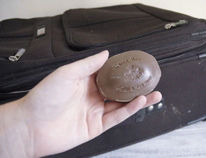 Mẹo làm sạch va li đi biển cực nhanh