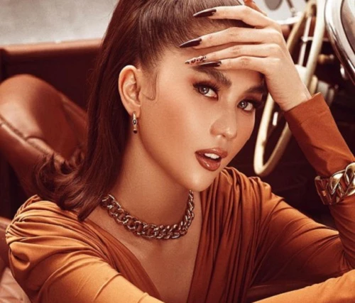 Ngọc Trinh sexy vén váy cao tận hông chụp ảnh cùng cún cưng