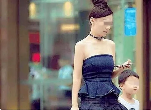 Ngượng đỏ mặt những bà mẹ trẻ mặc hở bạo đến trường đón con 