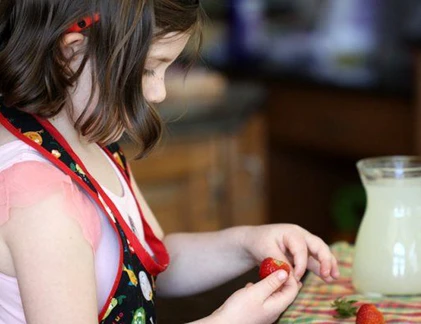 Mẹ và bé tự làm kem chanh dâu mát lạnh