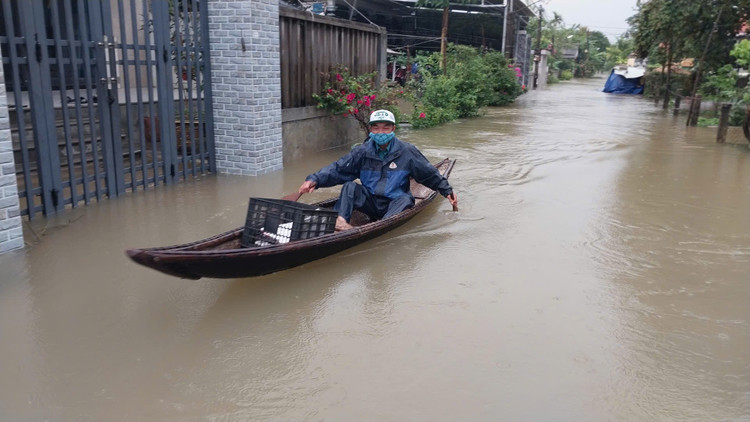 Người dân dùng thuyền để di chuyển. z6700540973277-8750d9947a4d24ee5c1e64d0146580ab.jpg