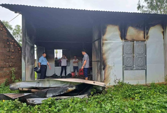 Ngôi nhà bị sét đánh cháy. chay.jpg