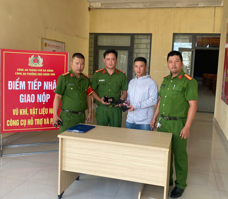 Anh Trần Quốc Chí giao nộp súng và đạn cho cơ quan Công an. z6873532782406-565f8e49bdc271a7830790b04b1cd81a.jpg