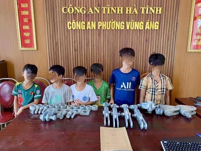 Nhóm học sinh cùng tang vật tại cơ quan Công an. hoc-sinh-17537661329291351415911.jpg