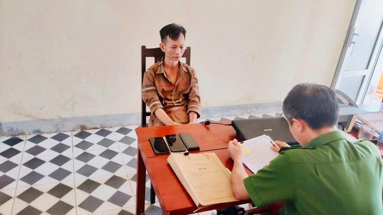 Lê Văn Trung tại cơ quan Công an. 68930a7fe6534.jpg