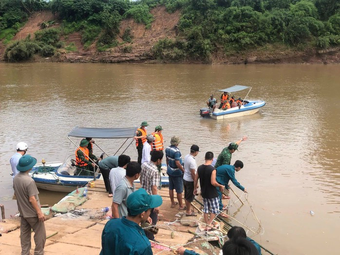 Lực lượng chức năng cùng người dân tìm kiếm nạn nhân. nam-thanh-nien-mat-tich-tren-song-da-duoc-tim-thay-17548123627451334234240.jpg