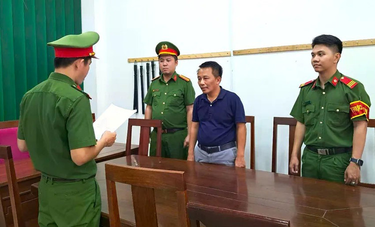Cơ quan Công an đọc lệnh khởi tố bị can đối với Nguyễn Sĩ Khoa. Ảnh: CACC. chiem-doat-tai-san-4665-5306.jpg