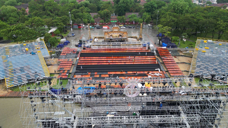 Ban tổ chức phải tháo dỡ, di dời một khối lượng lớn các thiết bị. hoan-hoa-hau-1.jpg