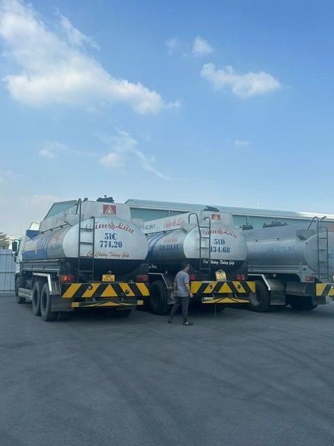 Xe bồn chở dầu lậu trong sân Cty Saigon Transco. 35592633-b9ac-4a2e-8b82-a7f477ffc3c7.jpg