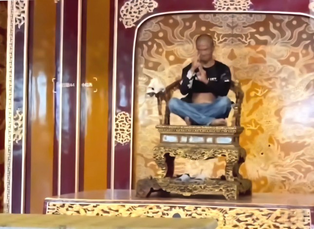 Ngai vua triều Nguyễn bị phá hoại nghiêm trọng. ngai-vang-dien-thai-hoa3-9260-8561.jpg