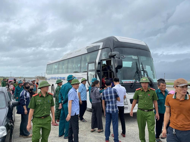 Chính quyền địa phương đến từng hộ gia đình vận động, yêu cầu người dân sơ tán. 68d8a325ac856.jpg