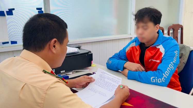 Bùi Văn Hoà làm việc với cơ quan Công an. z6851467962173-aea97de0b8265ecfde9ad9993407305700-23-00-01still037.png