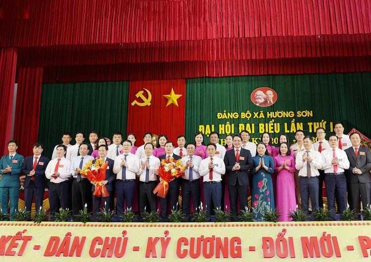 Đồng chí Trần Cẩm Tú và các đại biểu trung ương, lãnh đạo tỉnh tặng hoa chúc mừng Ban Chấp hành Đảng bộ xã Hương Sơn. 153a1f547-2500.jpg