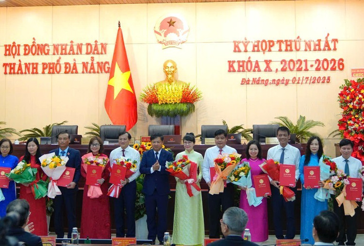 Chủ tịch UBND TP. Đà Nẵng Lương Nguyễn Minh Triết trao quyết định bổ nhiệm lãnh đạo các sở, ban, ngành. dn2-17513405565321365291564.jpg