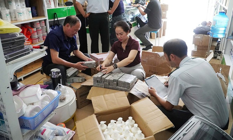 Lực lượng chức năng kiểm tra tang vật. images815219-gen-h-z6689643898469-3be4f2be916340a49c5f19058f20be97.jpg