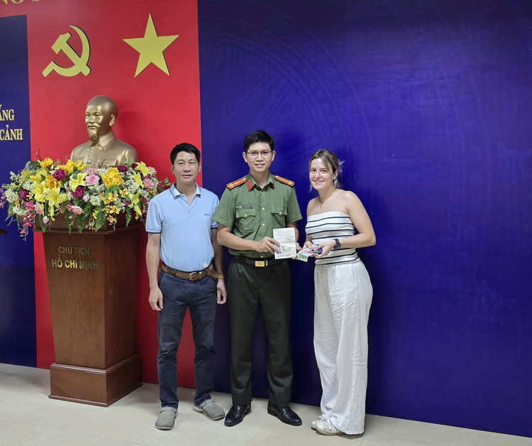 Chị SPEGEL MADDLE vui mừng nhận lại tài sản. fb-img-1754213406062.jpg