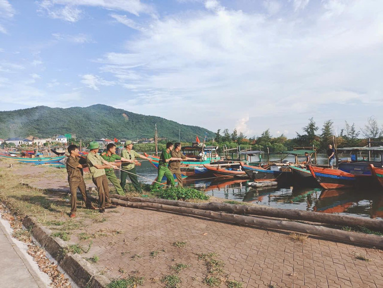 Hà Tĩnh khẩn trương kêu gọi tàu thuyền vào tránh trú bão số 5. 539058459-1473635080885978-2341044073700865135-n.jpg