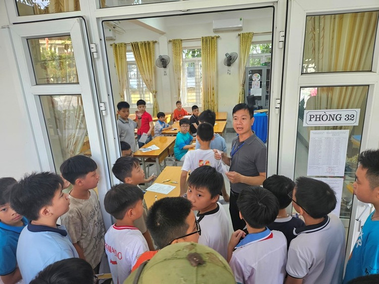 Các thí sinh đang làm thủ tục vào phòng thi. 20250516-073103.jpg