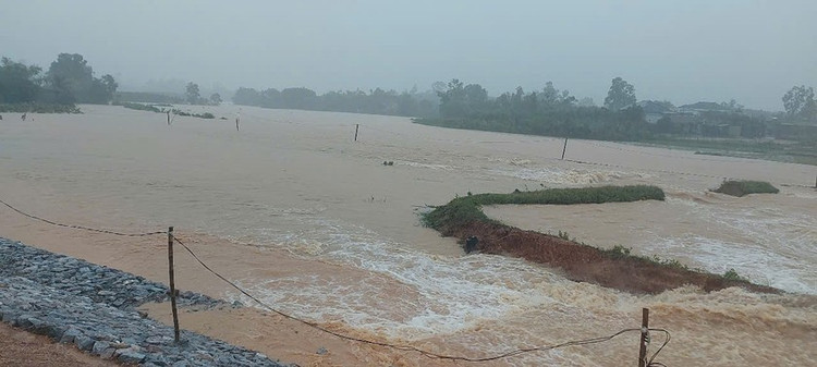 Đập Dạ Lam đang thi công, nhưng phải phá vỡ đê quai để đảm bảo an toàn cho công trình. 3a5e8103549ae0c4b98b-7060-9874.jpg