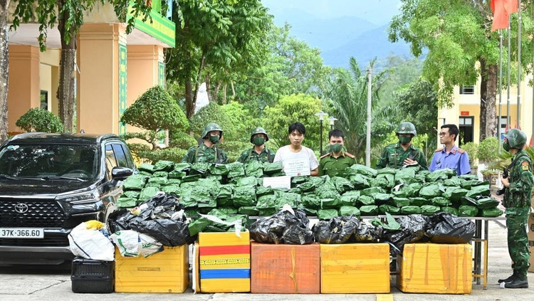 Đối tượng Phạm Ngọc Duy cùng tang vật bị bắt giữ. 49895235am-crop-97895229am-1200-97895229am4093319am-anh-3jpg.jpg