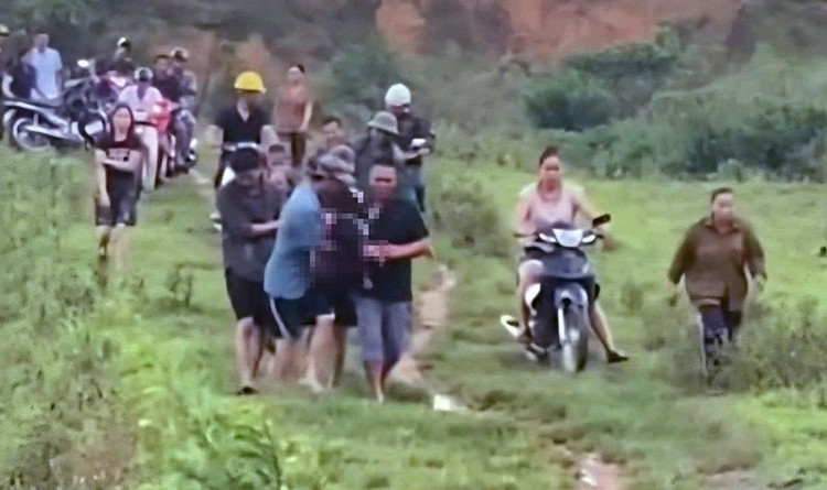 Lực lượng chức năng cùng người dân đưa thi thể nạn nhân về nhà. 11.jpg