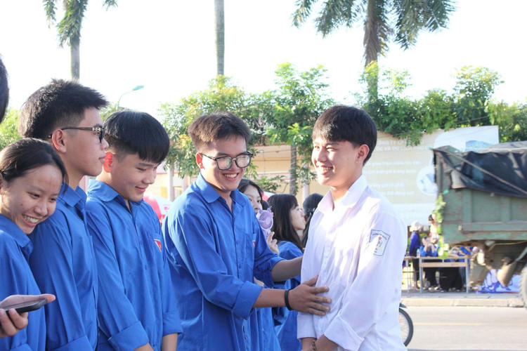 Các thí sinh tự tin bước vào kỳ thi. 513115557-122162811452499707-5587179786216948191-n.jpg