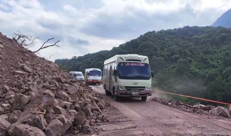 Sau nhiều giờ khắc phục, Quốc lộ 15D đã được thông xe trở lại. Ảnh Duy Lợi. thong-tuyen-vi-tri-sat-lo-gay-ach-tac-giao-thong-tren-ql15d-len-cua-khau-la-lay-1-2-1751968151596900733408.jpg