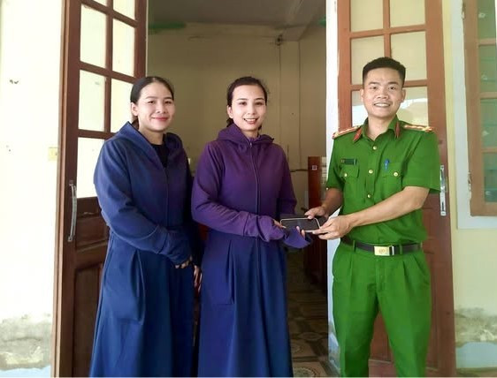 Chị Tâm, chị Huệ nhờ lực lượng Công an trả lại tài sản cho người đánh rơi. 528638968-1070079631964473-7210468414635101540-n.jpg