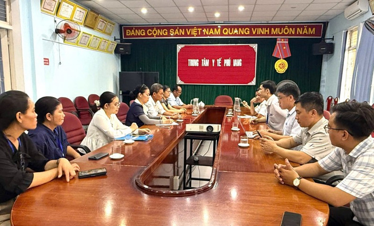 Cơ quan chức năng TP Huế xác minh, làm rõ vụ 14 người nhập viện sau khi ăn bánh mì. ngo-doc-banh-mi-1758960251408.jpg