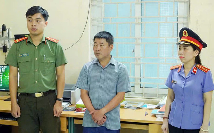 Cơ quan ANĐT thi hành quyết định khởi tố bị can và lệnh bắt tạm giam đối với Nguyễn Khương Hoàng về tội “Trốn thuế”. 1000041815-1755313511113765165219-0-0-495-792-crop-17553136799641914202237.jpg