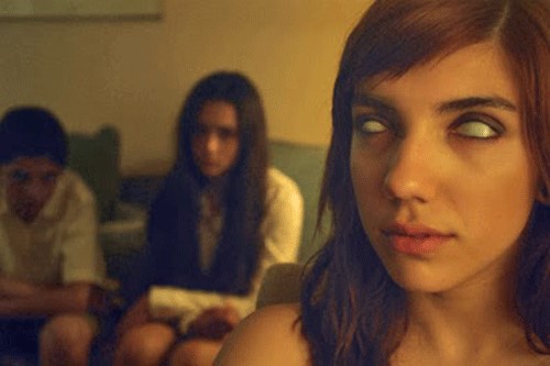 Laura Castro sinh năm 1995 tại Miami Florida, Mỹ có đôi mắt nâu nhưng lạ lùng thay, sau năm 10 tuổi, đôi mắt của cô bé trở nên trắng dã, không còn chút lòng đen. Đôi mắt kì quái khác thường đã khiến cho Laura có một khả năng vô cùng đặc biệt: nhìn xuyên thấu qua mọi vật.