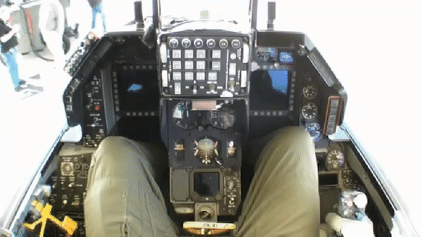 Dù F-16 là dòng chiến đấu cơ hạng nhẹ nổi tiếng do Mỹ sản xuất, tuy nhiên nhiều chuyên gia cho rằng chúng cũng không thể xoay chuyển cục diện chiến trường Đông Âu.