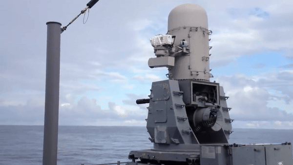 Tốc độ bắn nhanh kinh hoàng của Phalanx CIWS tạo thành màn mưa đạn, đánh chặn các tên lửa tầm gần.