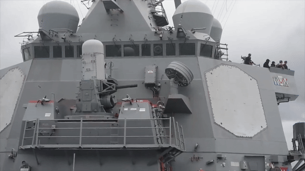 Phalanx CIWS lần đầu tiên được biên chế trên tàu sân bay USS Coral Sea vào năm 1978. Từ đó đến nay hệ thống MK-15 Phalanx đã trở thành loại vũ khí tiêu chuẩn trên hầu hết các loại chiến hạm của Mỹ.