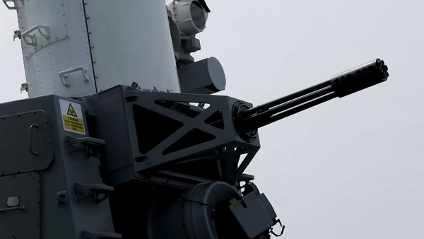 Không như AK-630 của Nga, khi khai hỏa, tổ hợp pháo cao tốc Phalanx CIWS với 6 nòng cỡ 20mm không tạo ra quá nhiều chớp lửa.