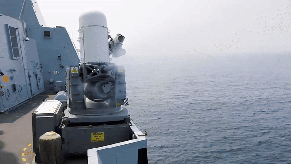 Pháo được kết nối với một radar điều khiển hỏa lực băng sóng Ku để theo dõi các mục tiêu đang tiếp cận.