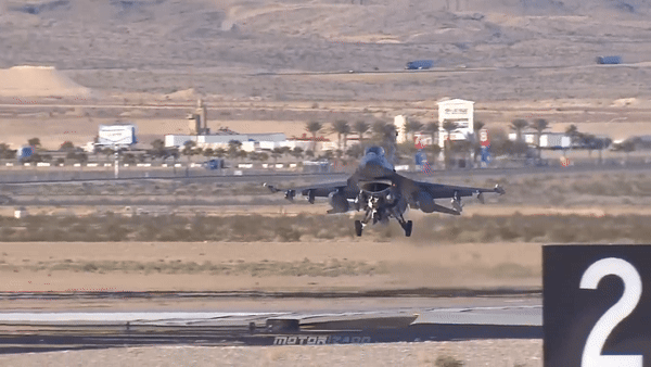 Vị quan chức quốc phòng Hà Lan không tiết lộ số lượng tiêm kích đầu tiên được chuyển giao, song cho biết nước này sẽ cung cấp phần còn lại trong tổng số 24 chiếc F-16 đã cam kết viện trợ "trong những tháng tới".