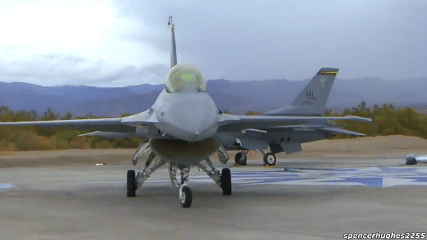 Quá trình tiếp nhận lượng lớn chiến đấu cơ F-16 này buộc Ukraine phải tốn khá nhiều thời gian để huấn luyện phi công có thể vận hành.