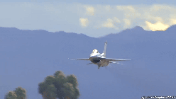 Việc tiếp nhận và đưa vào trang bị tiêm kích F-16 có thể đánh dấu một bước ngoặt quan trọng trong cuộc xung đột giữa Ukraine và Nga, mang lại cho Kiev những khả năng mới với hy vọng sẽ đẩy lùi các cuộc tấn công và cải thiện khả năng phòng thủ.