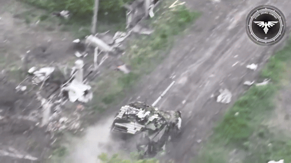 Theo chuyên gia Hambling, đã có hình ảnh cho thấy vũ khí sở hữu đầu đạn nhỏ như drone FPV có thể đục được lỗ trên tháp pháo và làm kíp lái bị thương mà không khiến xe tăng bị phá hủy, nên giả thuyết trên là có thể xảy ra về mặt lý thuyết.