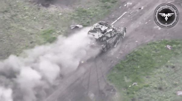 Xe tăng T-90M của Nga dừng lại một vài giây, dường như do kíp lái đang cố gắng lấy lại kiểm soát, trước khi tiếp tục quay cho tới khi xe tăng ngừng di chuyển, có thể vì động cơ đã được tắt.