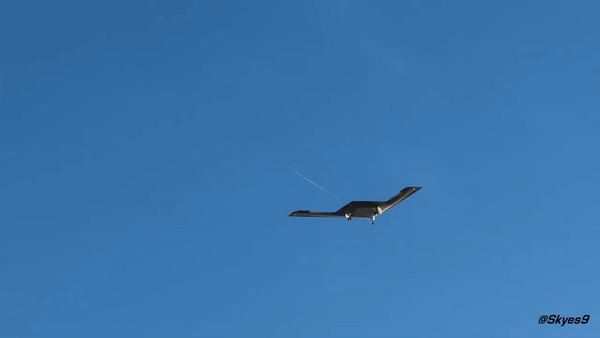 Không quân Mỹ dự kiến đặt mua khoảng 100 máy bay B-21, nhằm thay thế oanh tạc cơ chiến lược B-1B Lancer và B-2 Spirit trong hàng chục năm tới.