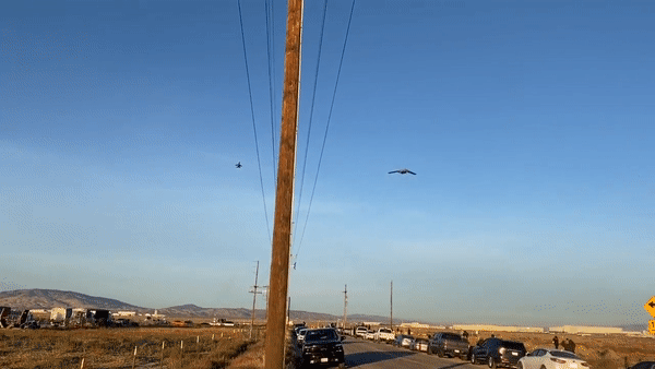 "B-21 sẽ là xương sống của lực lượng oanh tạc cơ chiến lược Mỹ trong tương lai", phát ngôn viên không quân Mỹ Ann Stefanek nói.