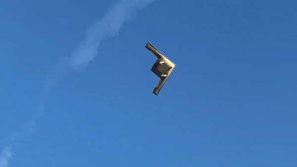 "B-21 có tầm bay xa, khả năng tàng hình và kho vũ khí đủ sức xâm nhập các môi trường tác chiến phức tạp nhất, cho phép đe dọa mọi mục tiêu trên toàn cầu", ông Ann Stefanek cho biết thêm.